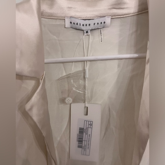 NWT Women’s Vici Button Down | Size Medium - Picture 2 of 2